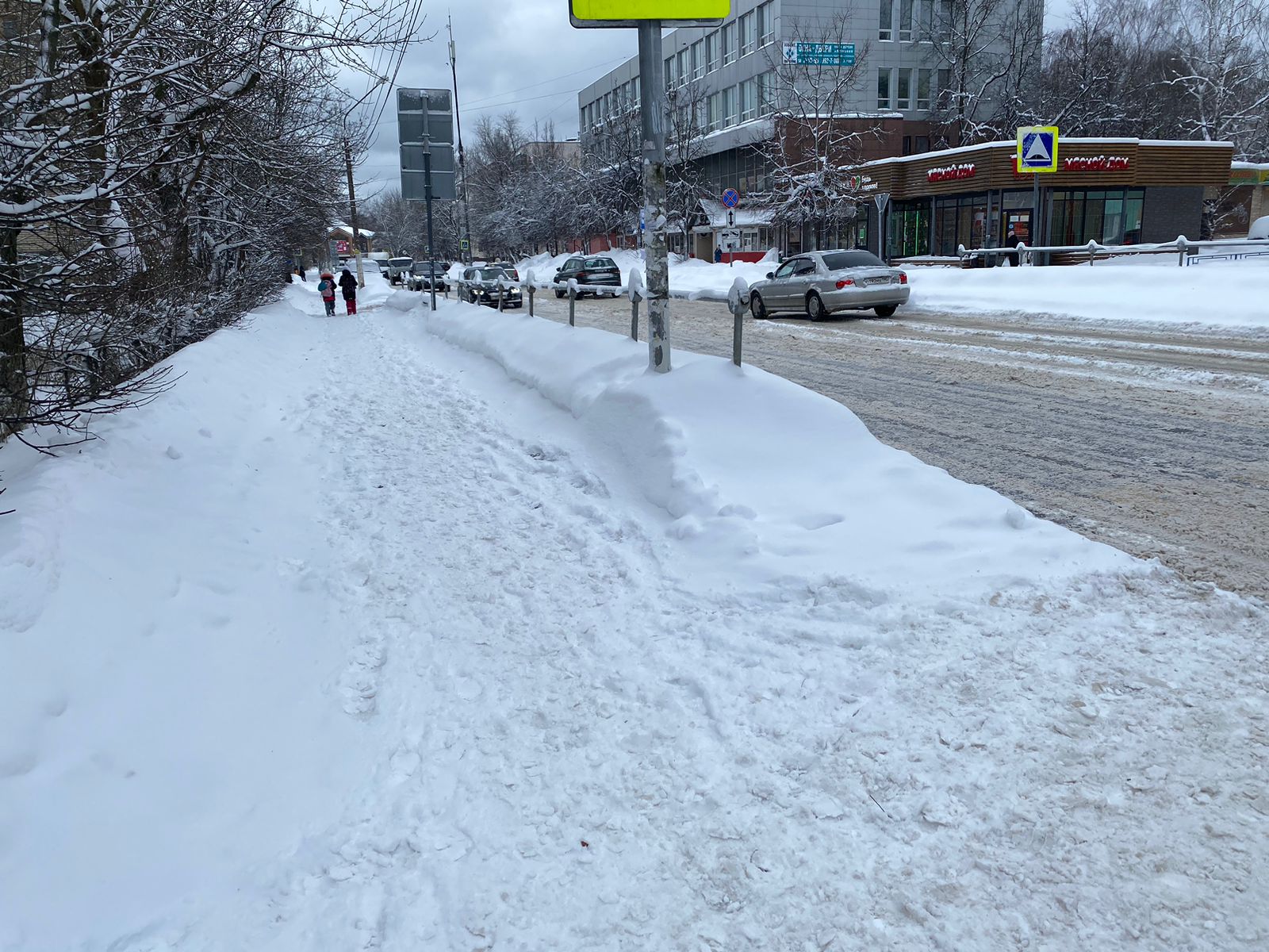 В Истре обочины дорог завалены снегом | 11.01.2024 | Истра - БезФормата